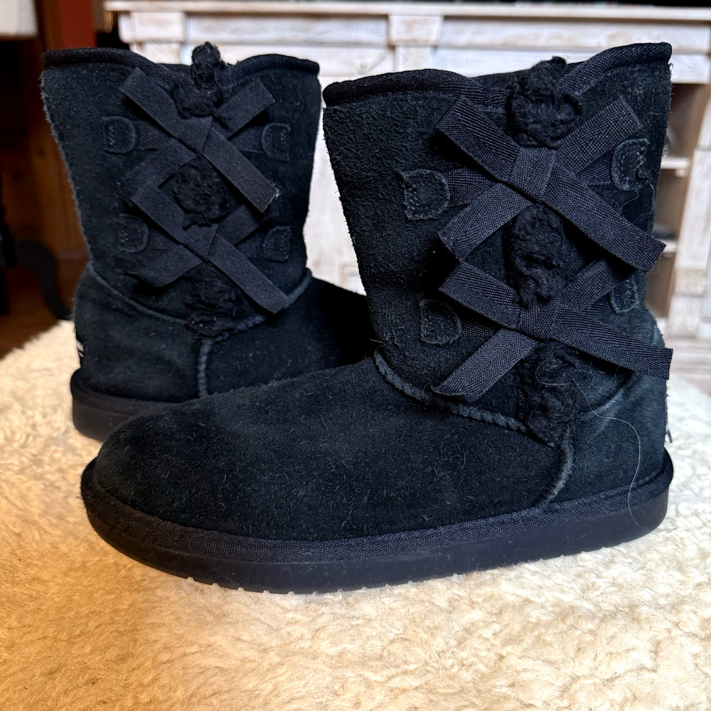 Koolaburra By UGG Victoria Short Black Suede Boots Girls Sz 4US/36EU Ribbon Bows